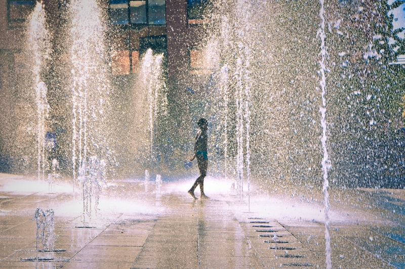 Evry Daily Photo - Fontaine Place des Droits de l homme - Pluie de confetti 3 - large.jpg